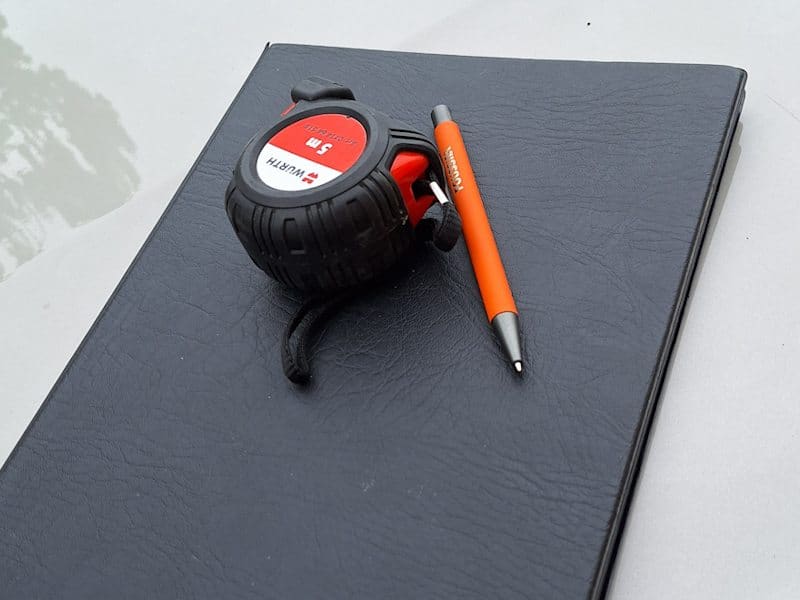 Photo de Frédéric METTÉ qui aide un client à choisir un parquet pour une rénovation de maison à Roanne