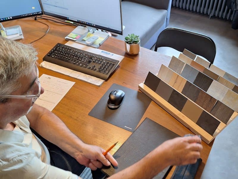 Photo de Frédéric METTÉ qui aide un client à choisir un parquet pour une rénovation de maison à Roanne