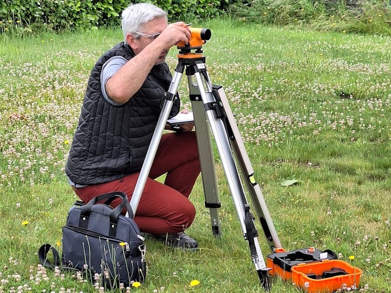 photo de Frédéric METTÉ qui fait une prise de mesure pour un chantier de rénovation